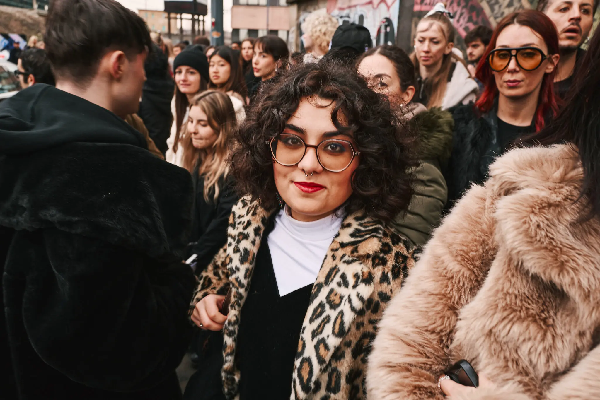 Вулиці Мілана також були повні тваринних принтів, але поки що не з тонкими бровами.